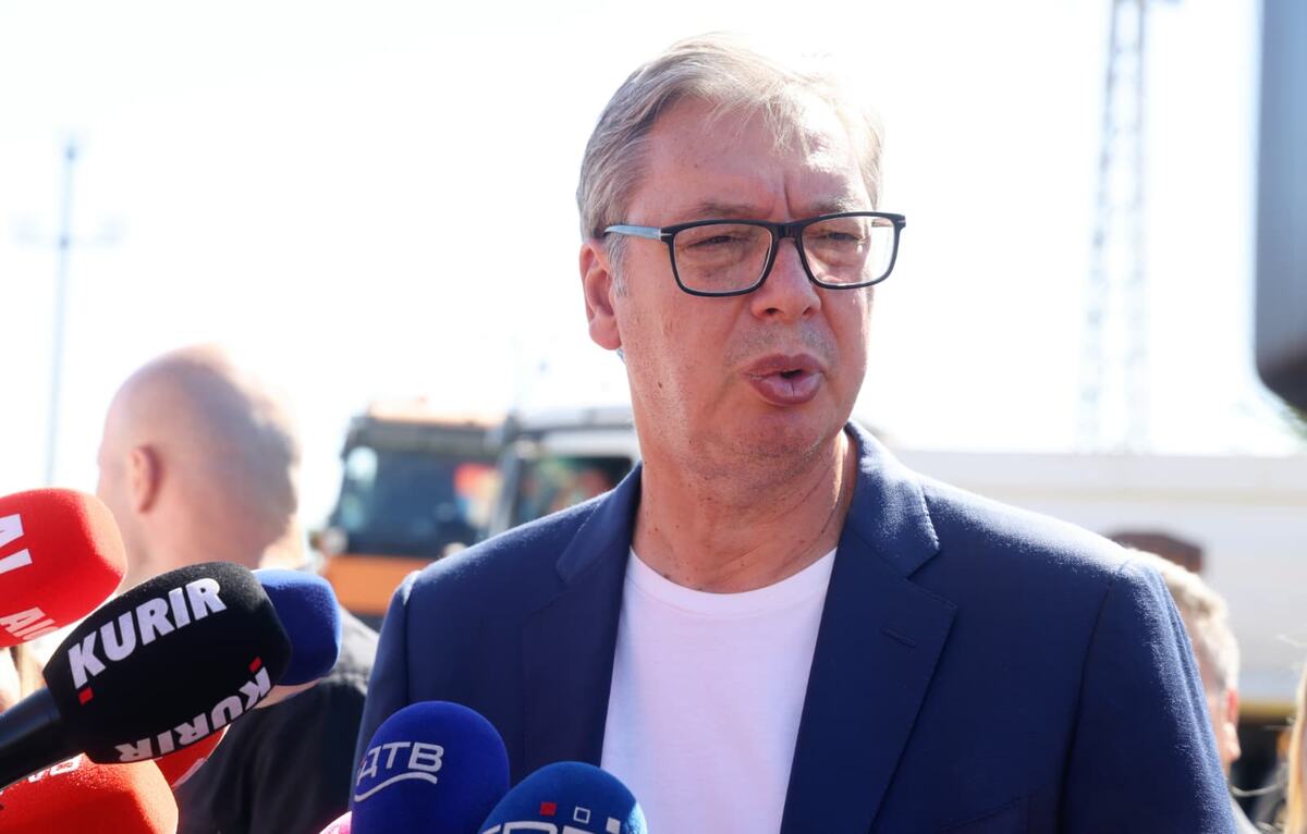 Aleksandar Vučić Obilazak radova na putu Bački Brestovac - Bački Gračac (33).jpeg