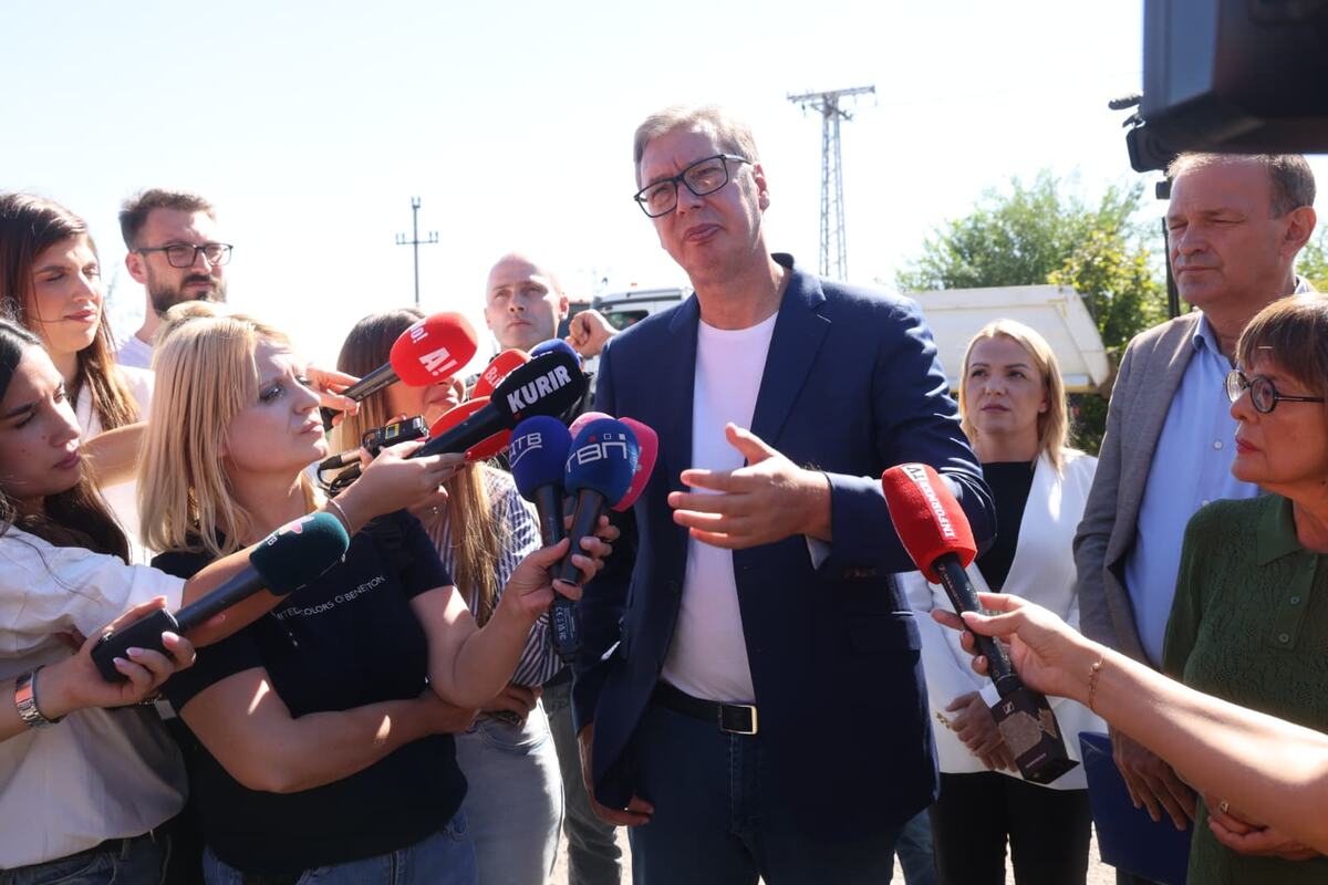 Aleksandar Vučić Obilazak radova na putu Bački Brestovac - Bački Gračac (34).jpeg