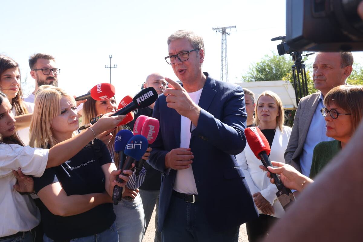 Aleksandar Vučić Obilazak radova na putu Bački Brestovac - Bački Gračac (35).jpeg