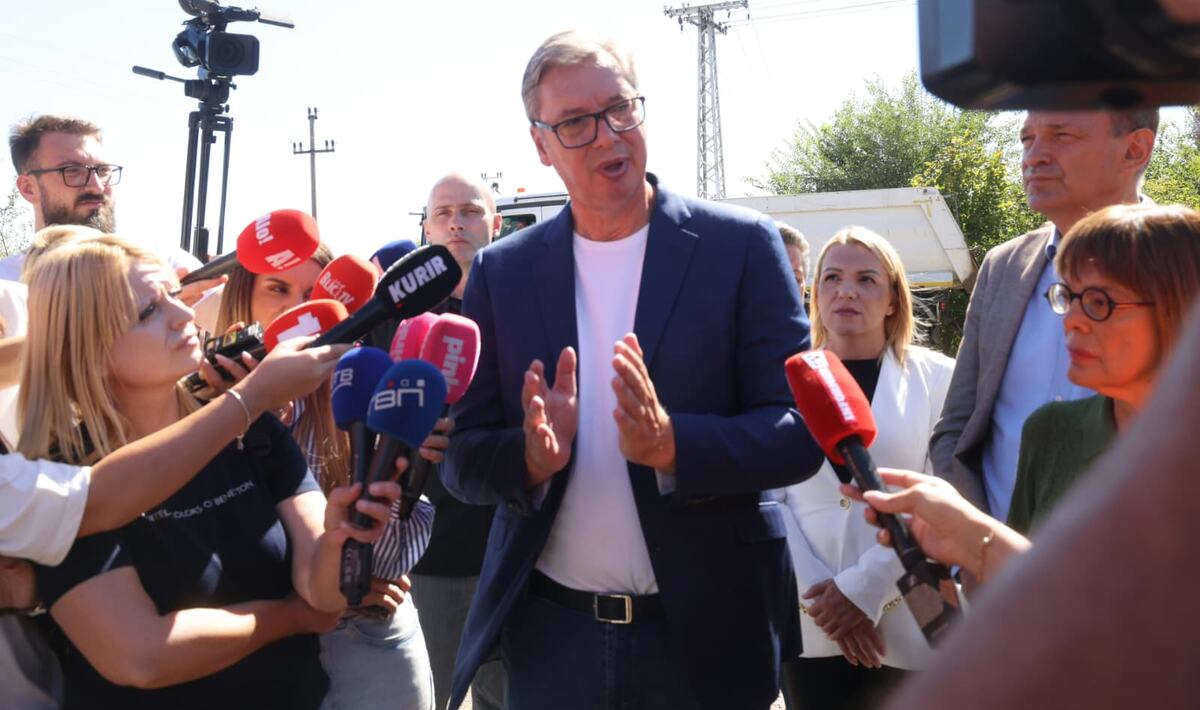 Aleksandar Vučić Obilazak radova na putu Bački Brestovac - Bački Gračac (36).jpeg