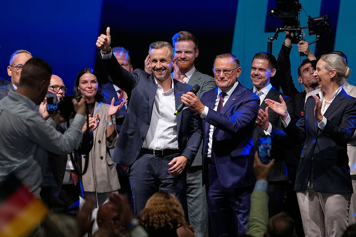 AFD pobeda slavlje Alis Vajdel Tino Krupala Ulrih Zigmund (5).jpg