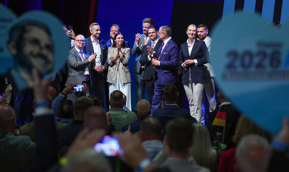 AFD pobeda slavlje Alis Vajdel Tino Krupala Ulrih Zigmund (16).jpg