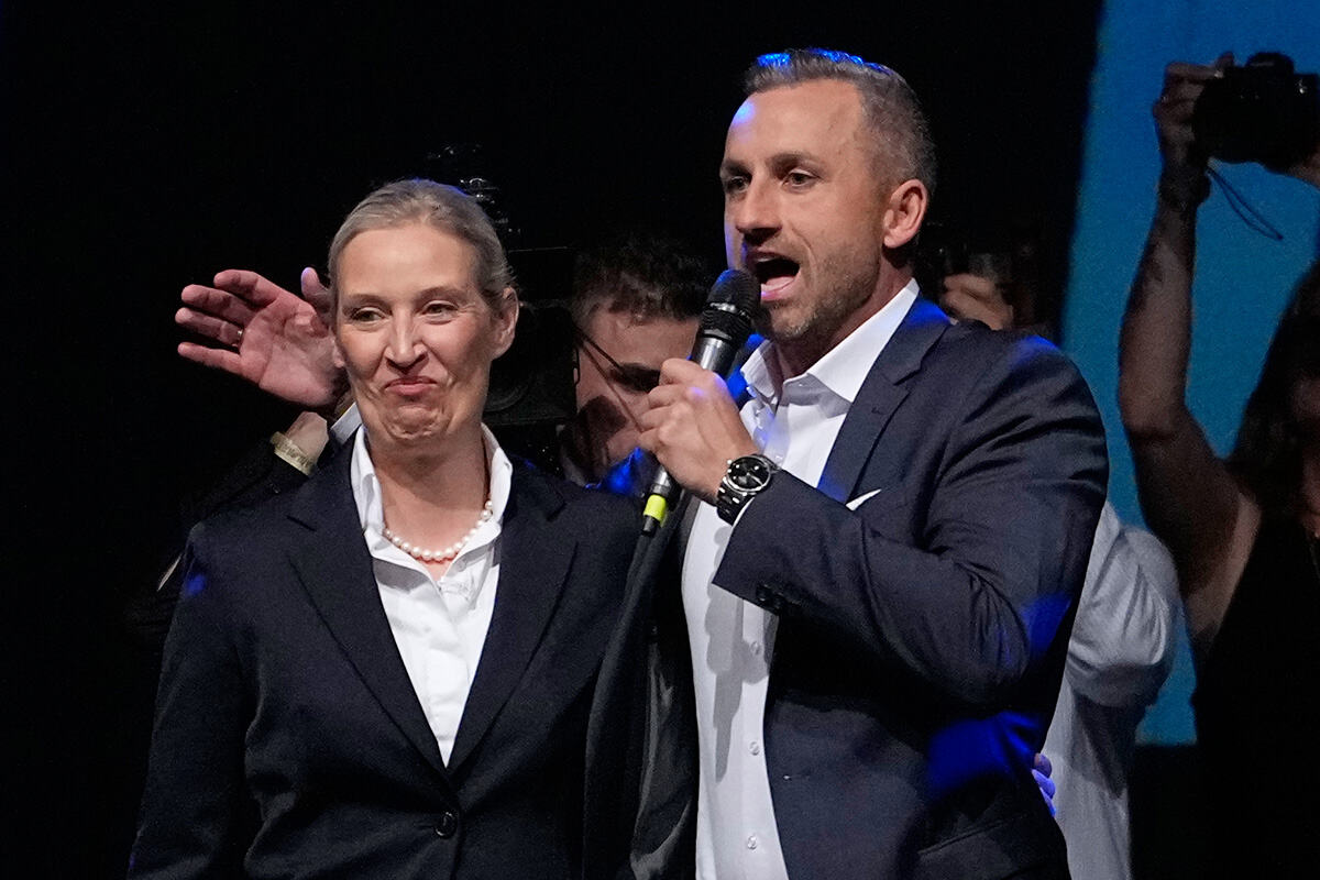 AFD pobeda slavlje Alis Vajdel Tino Krupala Ulrih Zigmund (6).jpg