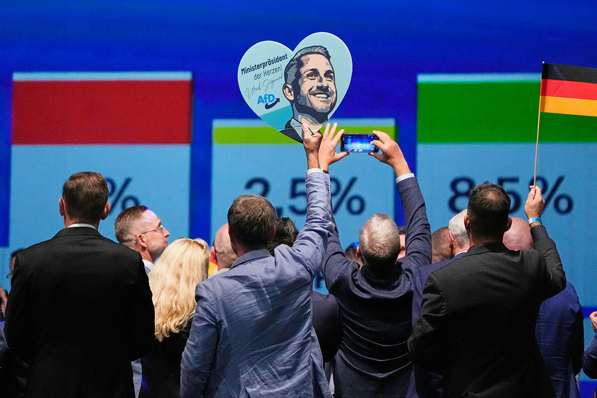 AFD pobeda slavlje Alis Vajdel Tino Krupala Ulrih Zigmund (9).jpg
