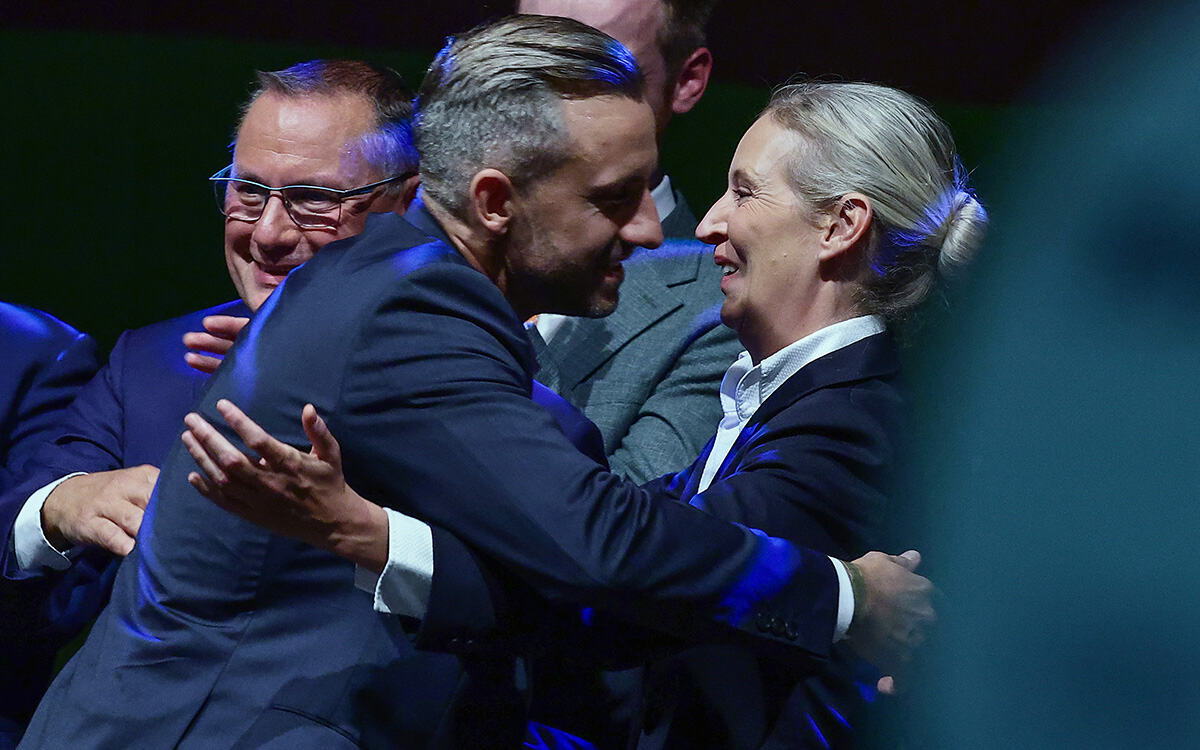 AFD pobeda slavlje Alis Vajdel Tino Krupala Ulrih Zigmund (11).jpg