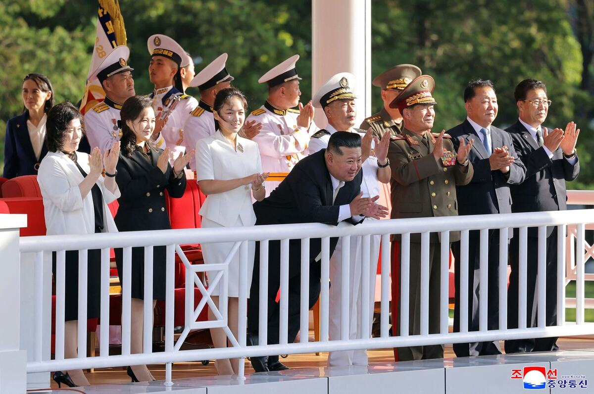 Kim Džong Un razarač Kang Kon  (2).jpg