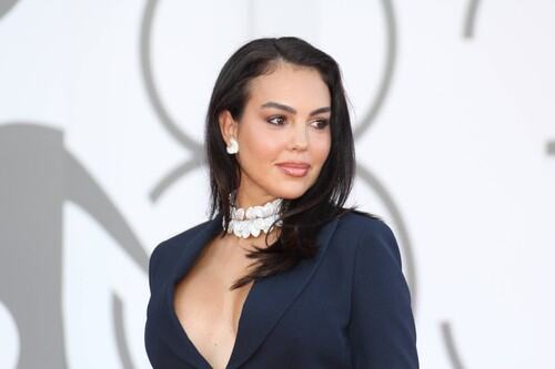 Georgina Rodrigez u tamnoplavom kompletu sa dijamantskom ogrlicom na Venecijanskom filmskom festivalu.
