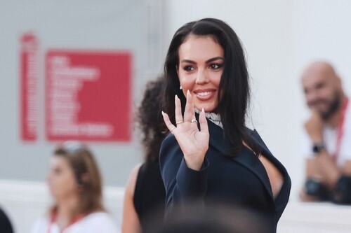 Georgina Rodrigez u tamnoplavom kompletu sa dijamantskom ogrlicom na Venecijanskom filmskom festivalu.