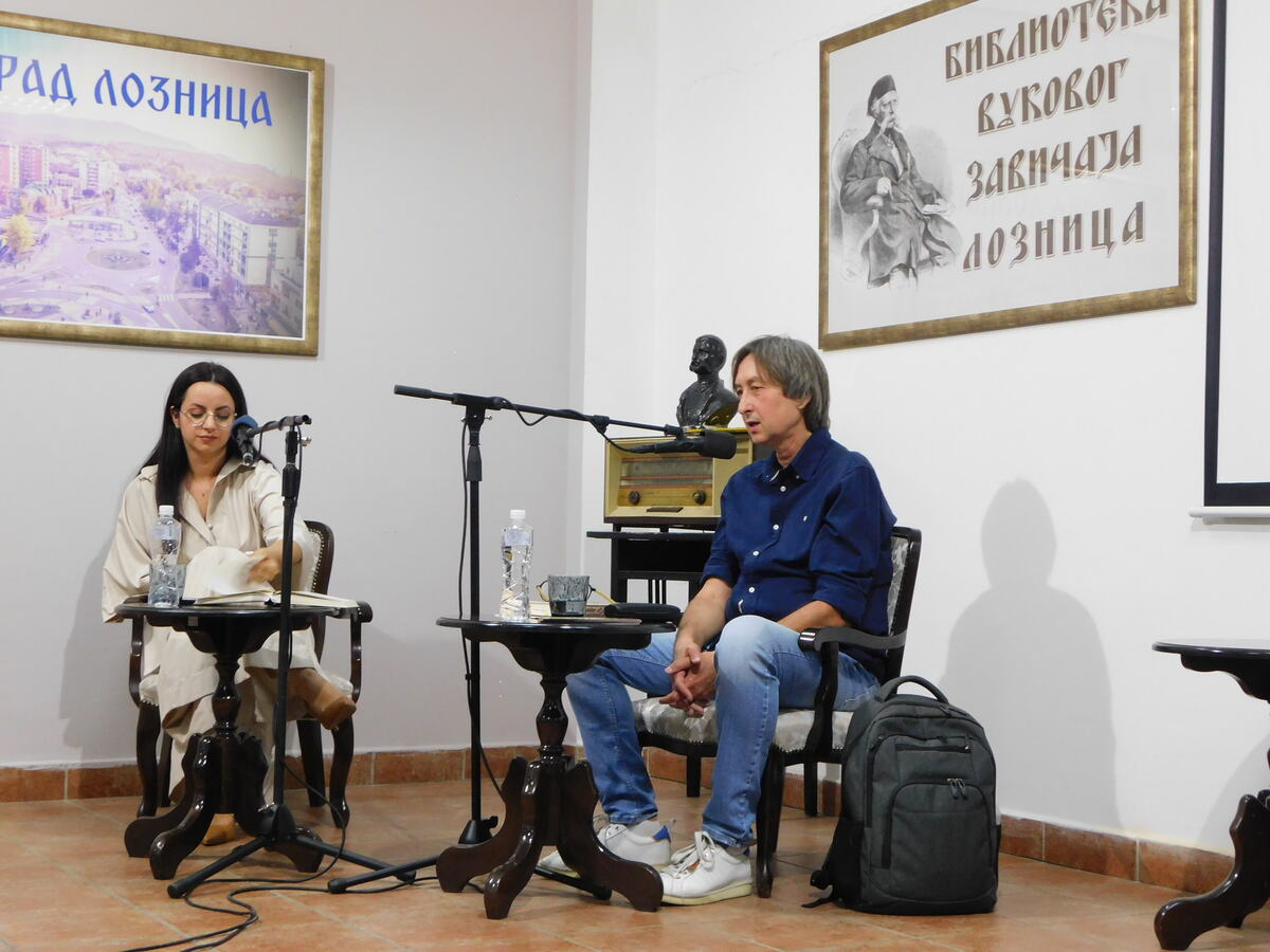 LOZNICA - U Biblioteci.JPG