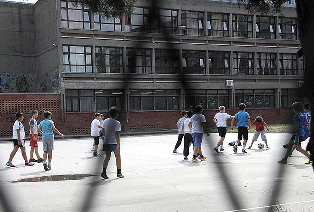 Deca u školskom dvorištu