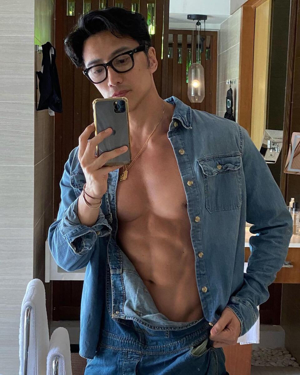 Čuando Tan, singapurski fotograf i bivši model koji je napunio 60 godina