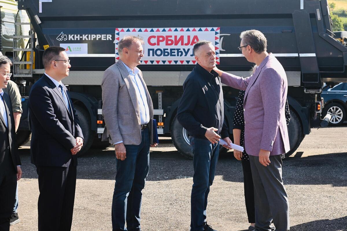 Aleksandar Vučić Obilazak radova brza saobraćajnica Vožd Karađorđe (5).jpeg