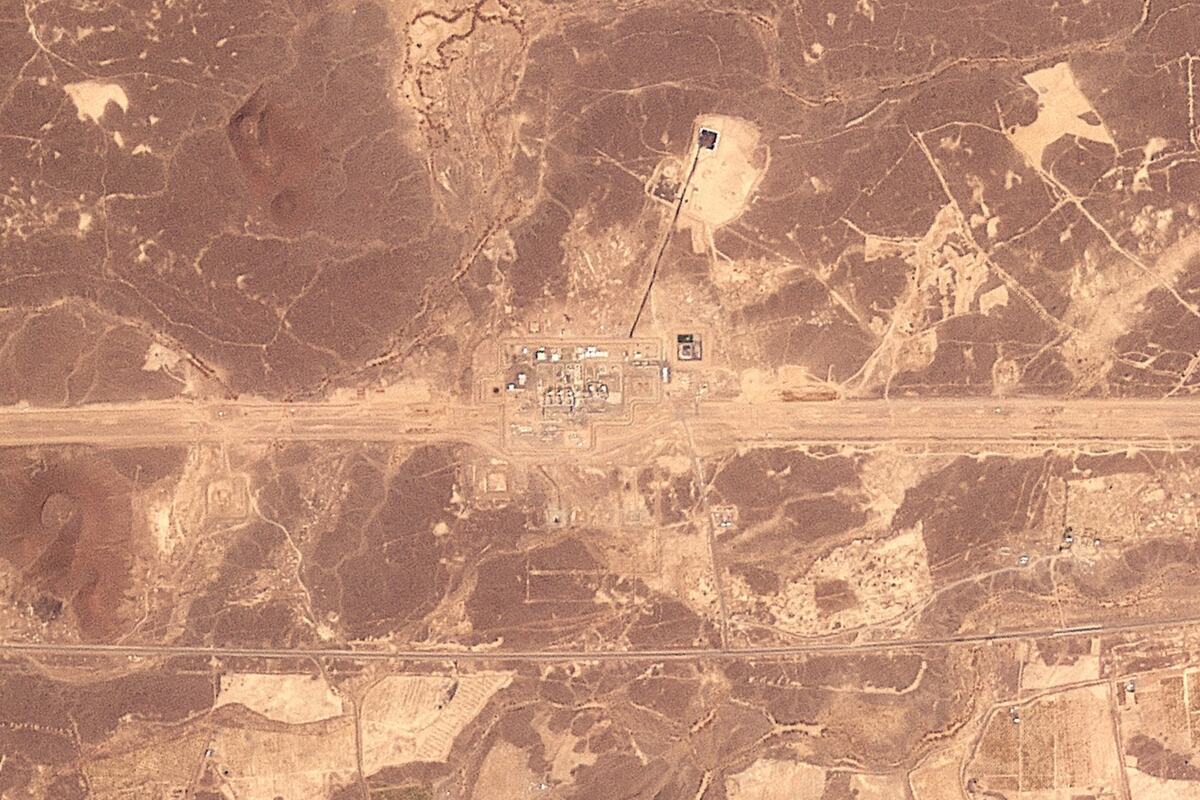 satelitski snimak crni dim pustinja jugoistočno od Medine  saudijski naftovod Istok–Zapad (2).jpg