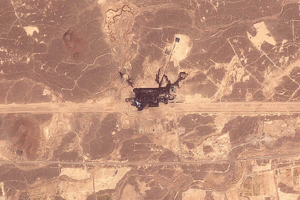 satelitski snimak crni dim pustinja jugoistočno od Medine  saudijski naftovod Istok–Zapad (3).jpg