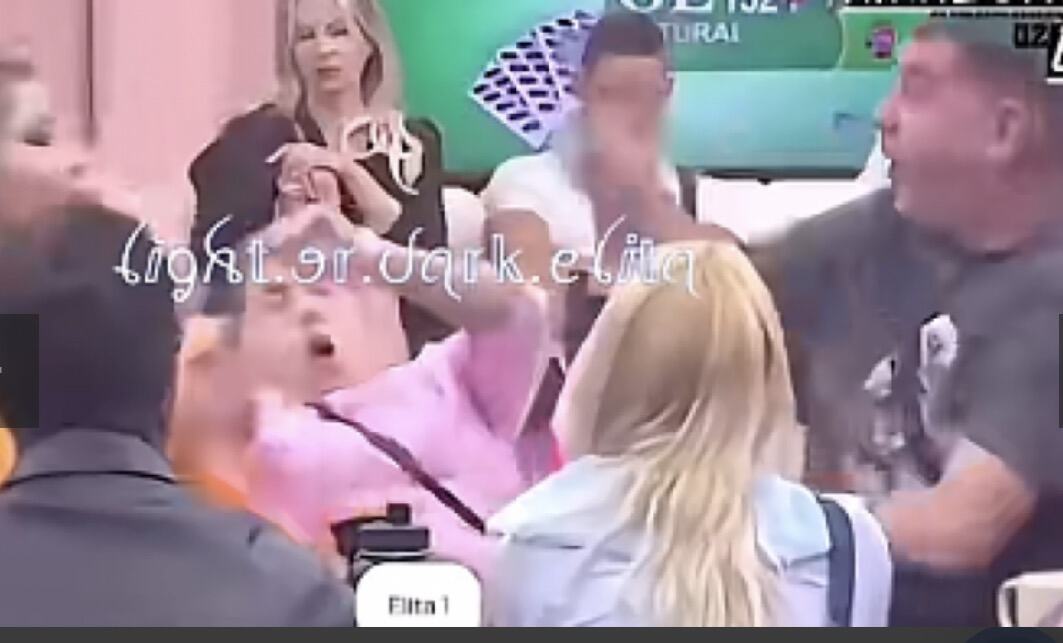 ANELI ZARILA NOKTE IVANU U VRAT! Žestok fizički obračun, on uzvratio čupanjem: Obezbeđenje sprečilo veći haos (FOTO)