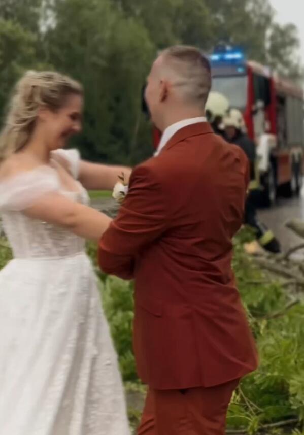 Mladenci Ana i Girts plešu i ljube se na kiši tokom olujnog venčanja u Kuldigi u Letoniji