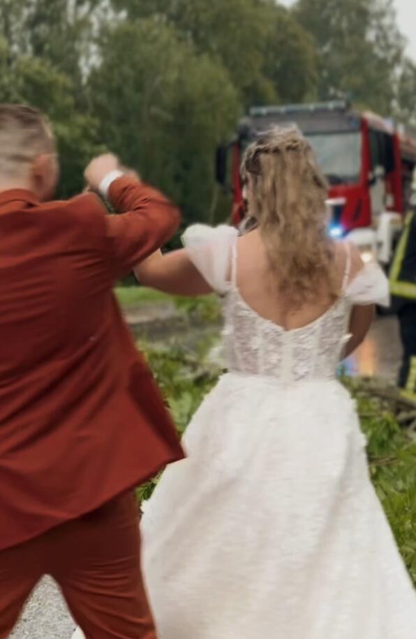 Mladenci Ana i Girts plešu i ljube se na kiši tokom olujnog venčanja u Kuldigi u Letoniji