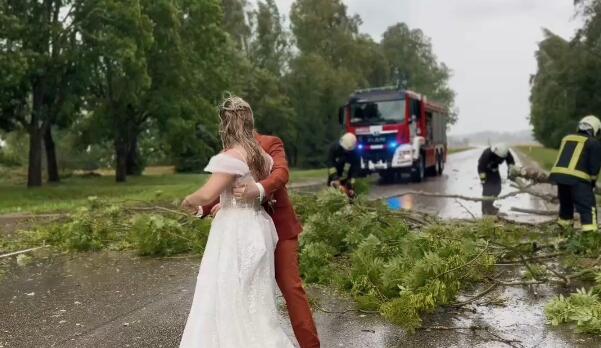 Mladenci Ana i Girts plešu i ljube se na kiši tokom olujnog venčanja u Kuldigi u Letoniji