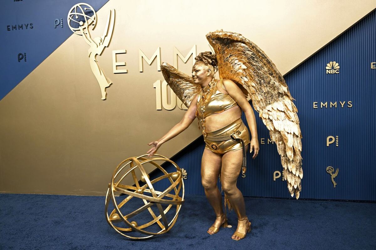 Meg Stalter obučena kao zlatna Emi statueta na crvenom tepihu dodele Emi nagrada 2026.