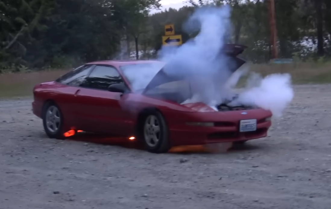 Ford Probe u koji je umesto motornog ulja sipan WD-40 završava u plamenu tokom eksperimenta (5).png