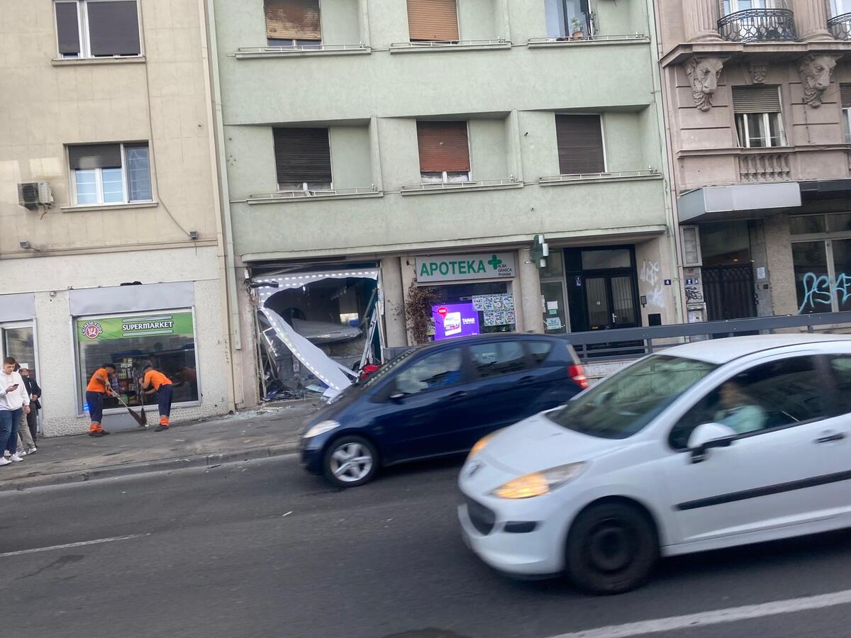 Zeleni Venac autobus udario u izlog saobračajna nesreća (2).jpeg