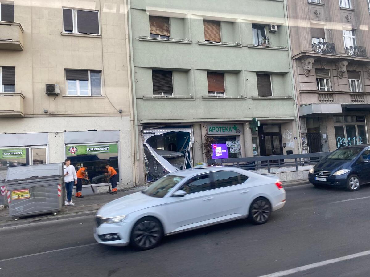 Zeleni Venac autobus udario u izlog saobračajna nesreća (3).jpeg