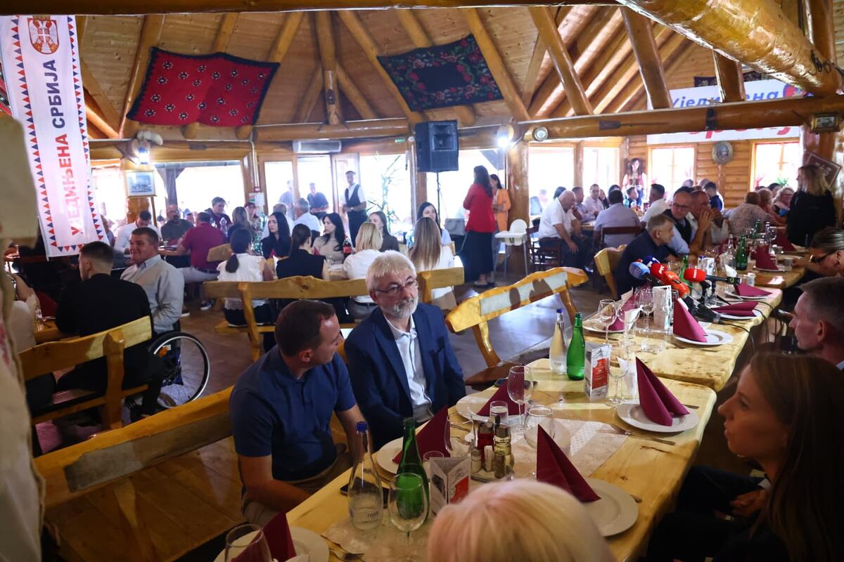 Aleksandar Vučić Ujedinjena Srbija  etno selo Moravski konaci(1).jpeg