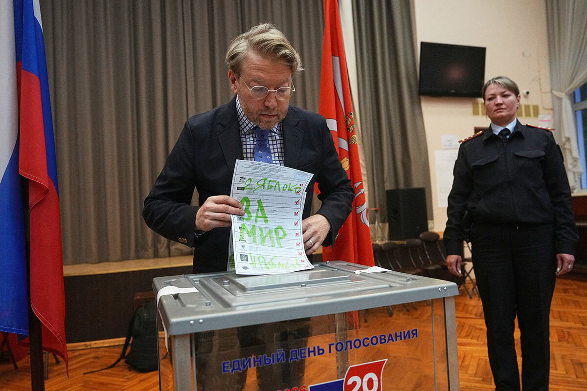 Nikolaj Ribakov, lider ruske stranke Jabloko, na biračkom mestu tokom parlamentarnih izbora u Rusiji.