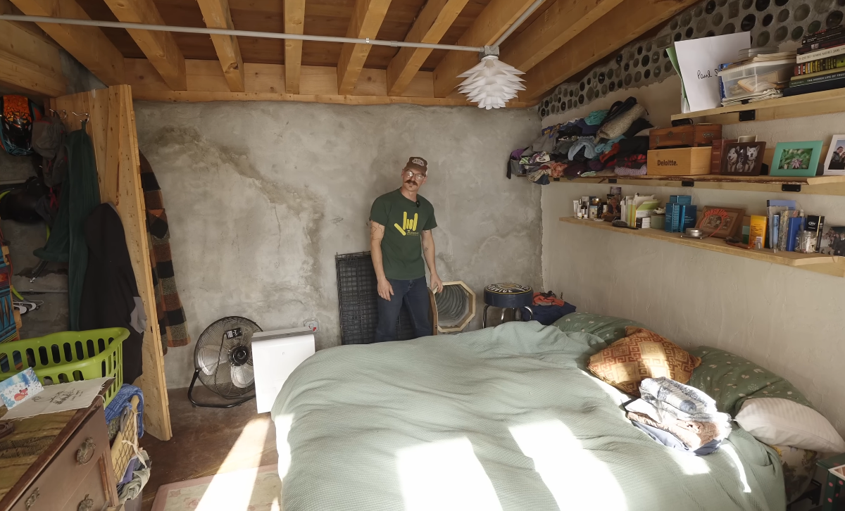 Earthship kuća od automobilskih guma u planinama Kolorada (18).PNG
