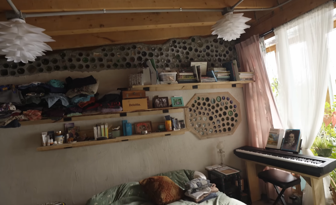 Earthship kuća od automobilskih guma u planinama Kolorada (17).PNG