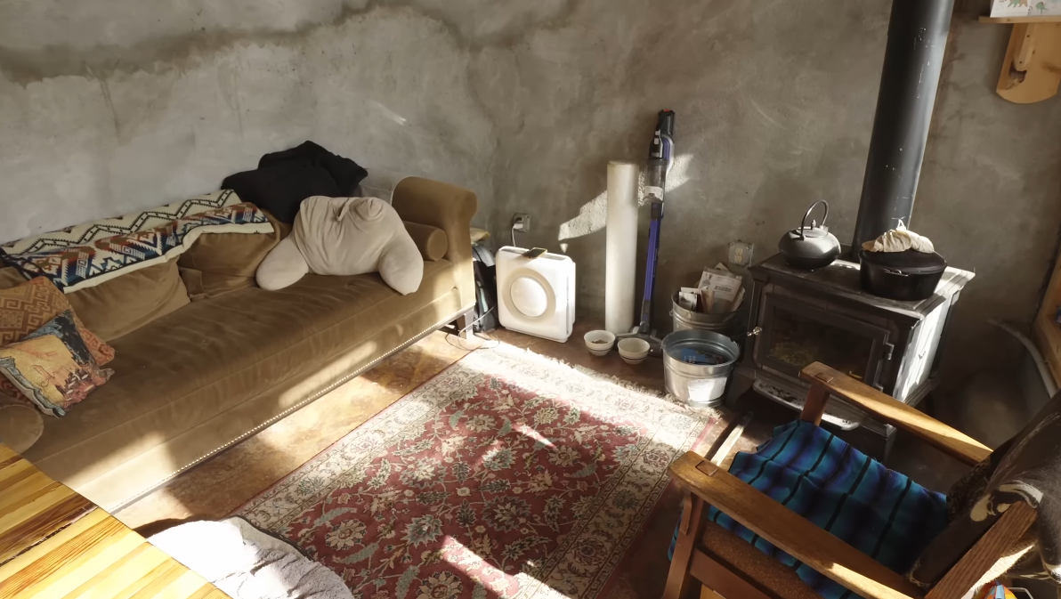 Earthship kuća od automobilskih guma u planinama Kolorada (14).PNG