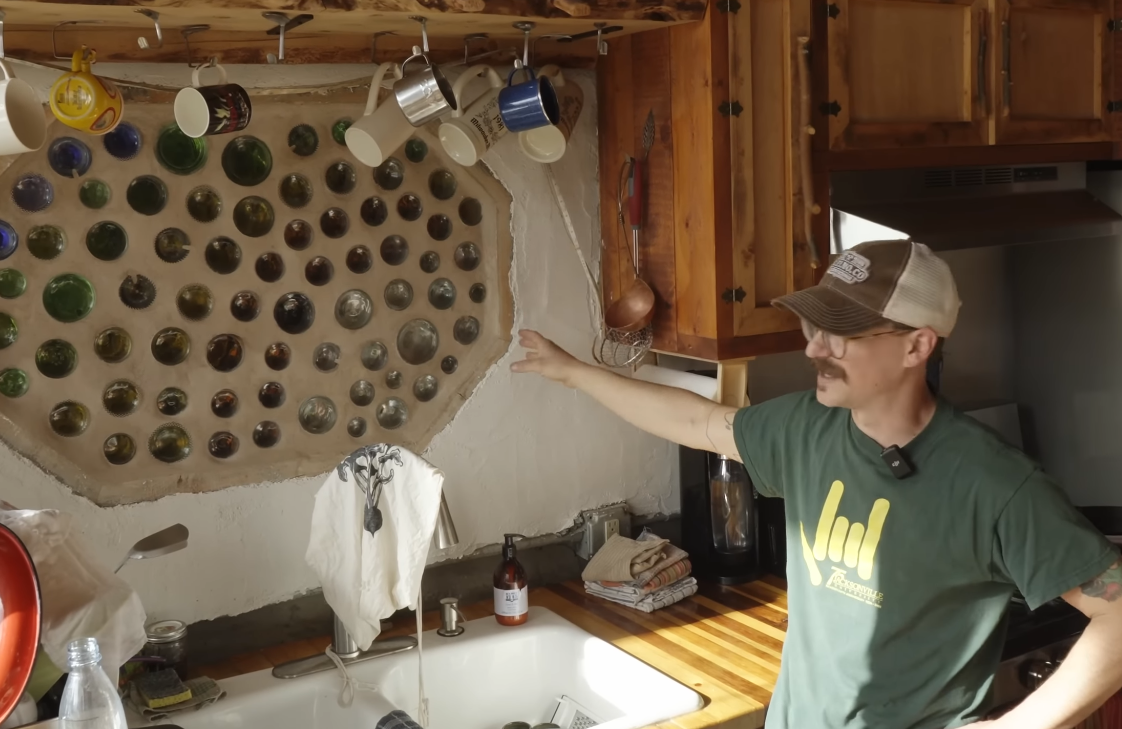 Earthship kuća od automobilskih guma u planinama Kolorada (13).PNG