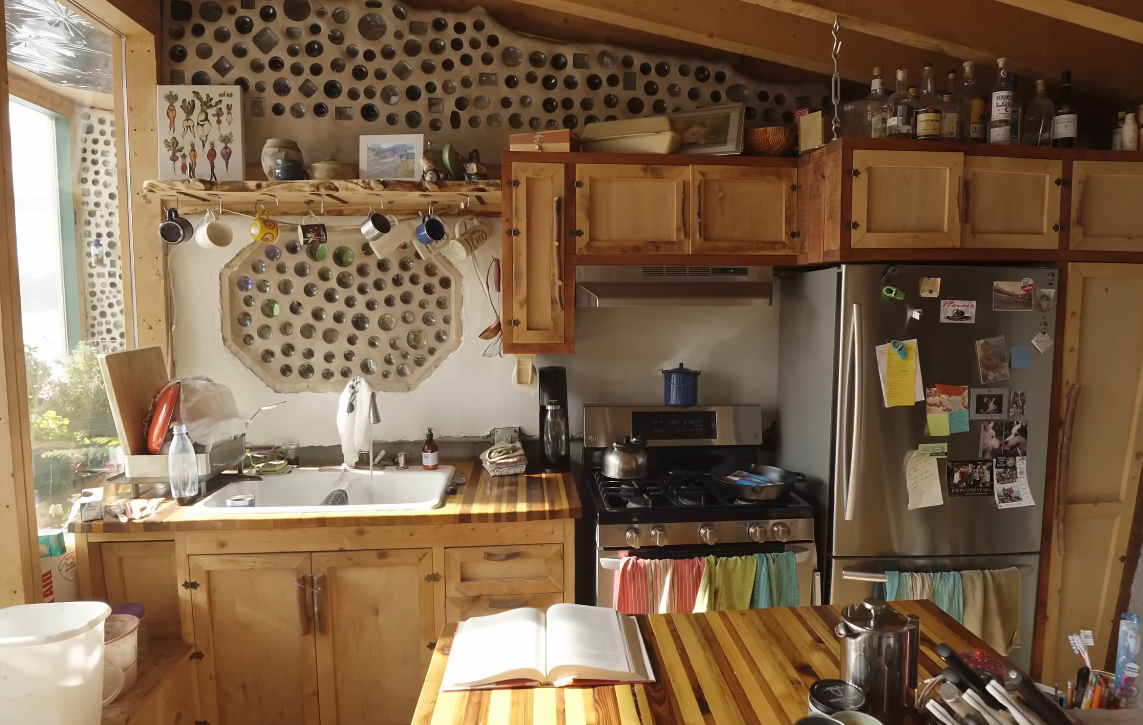 Earthship kuća od automobilskih guma u planinama Kolorada (12).PNG