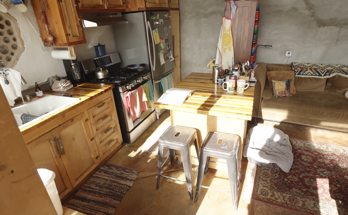 Earthship kuća od automobilskih guma u planinama Kolorada (11).PNG