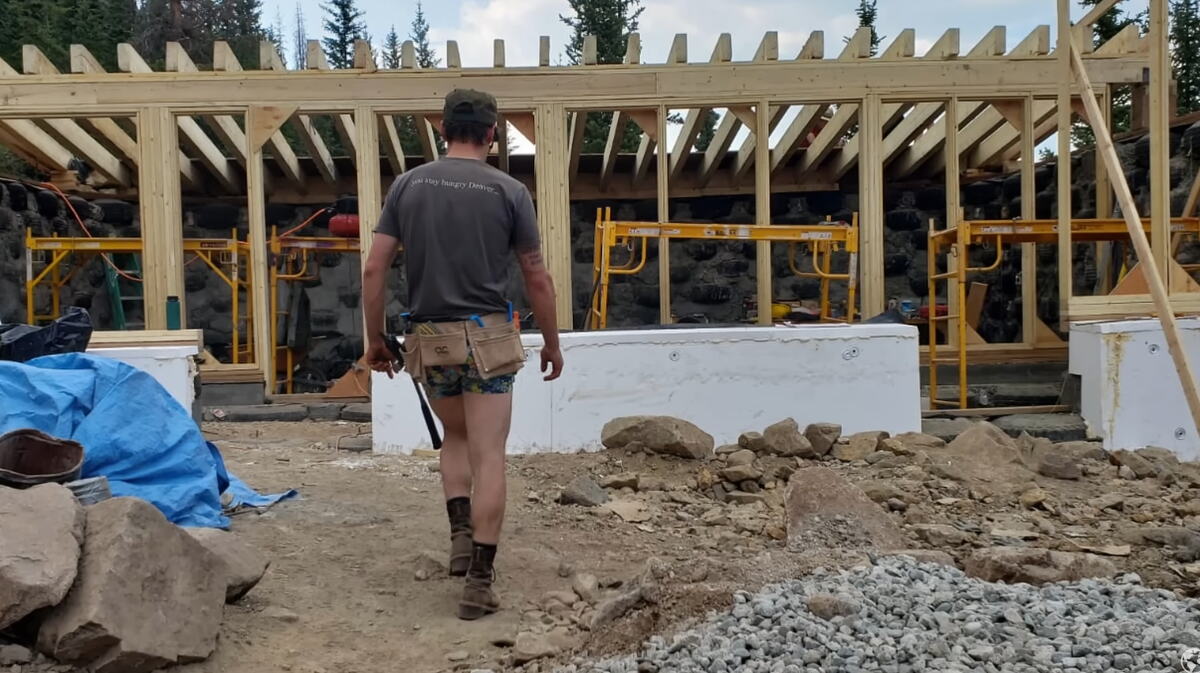 Earthship kuća od automobilskih guma u planinama Kolorada (6).PNG