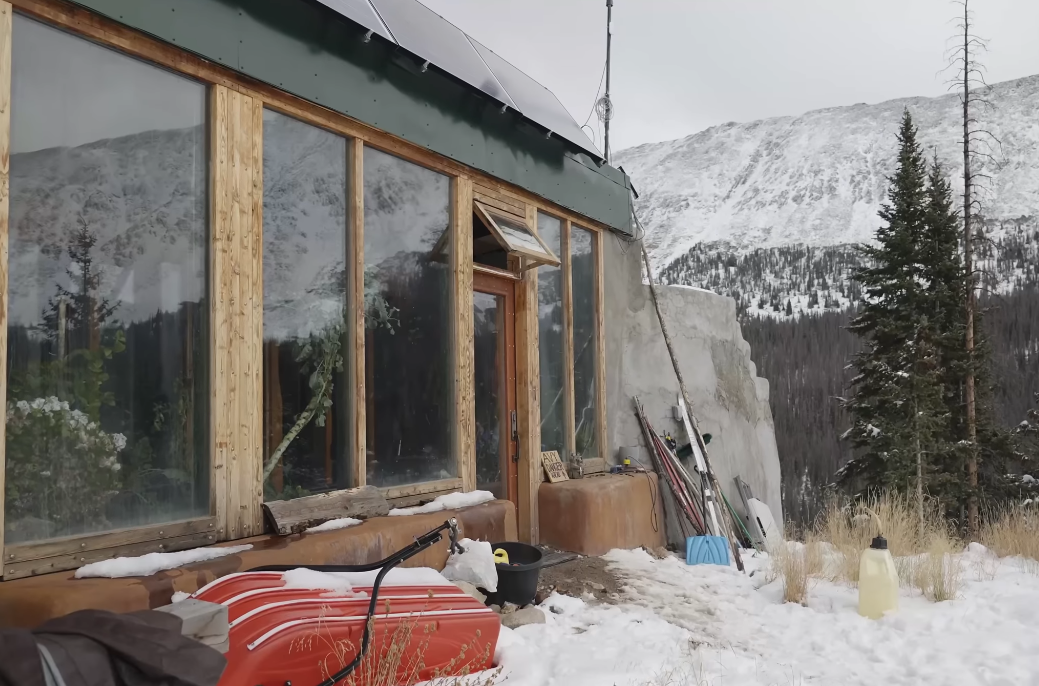 Earthship kuća od automobilskih guma u planinama Kolorada (2).PNG