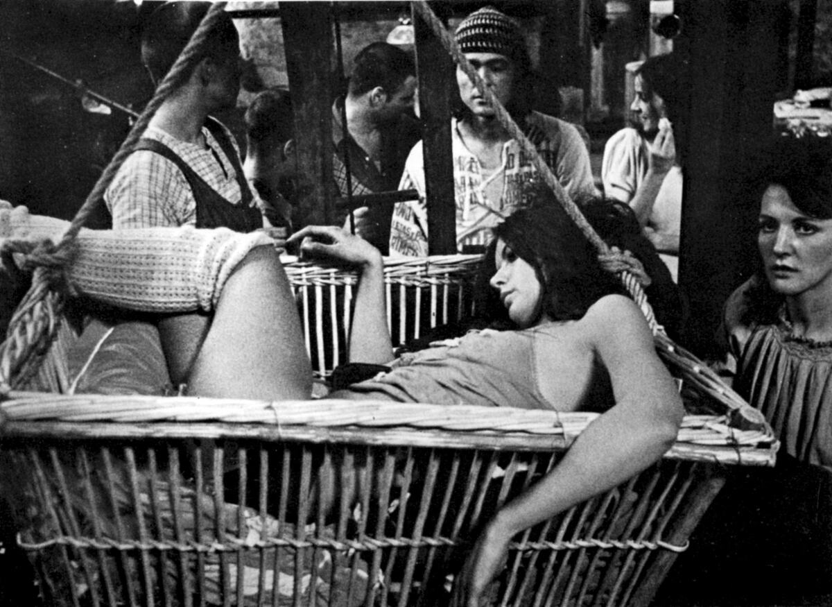 Karol Loru u kontroverznom filmu „Slatki film“ Dušana Makavejeva iz 1974. godine