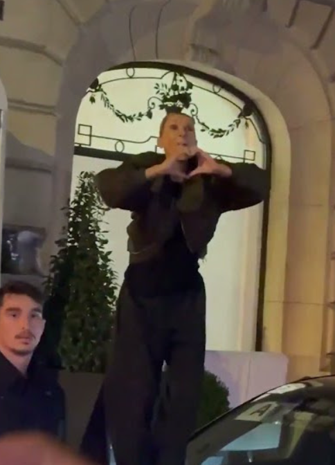 Selin Dion bosa peva i pleše na automobilu pred fanovima u Parizu (2).PNG