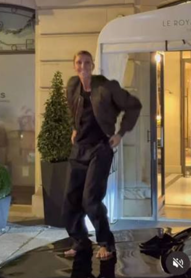 Selin Dion bosa peva i pleše na automobilu pred fanovima u Parizu (5).PNG