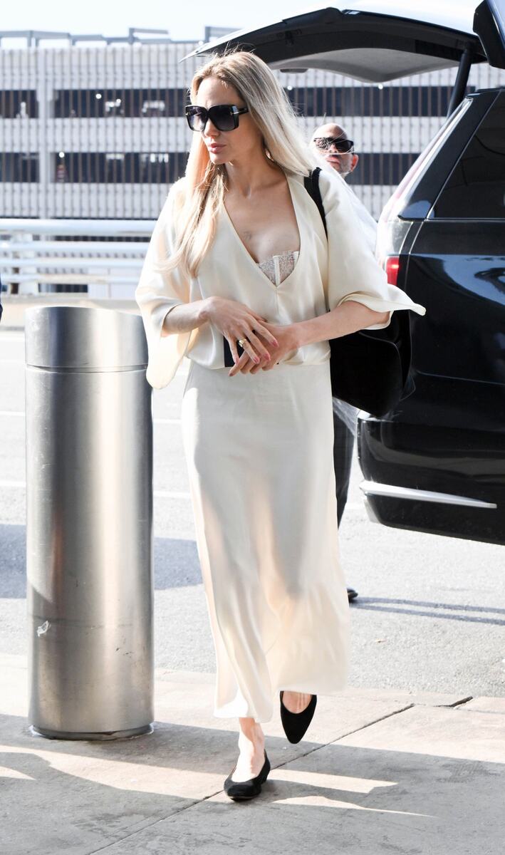 Anđelina Džoli na aerodromu JFK u elegantnoj krem kombinaciji