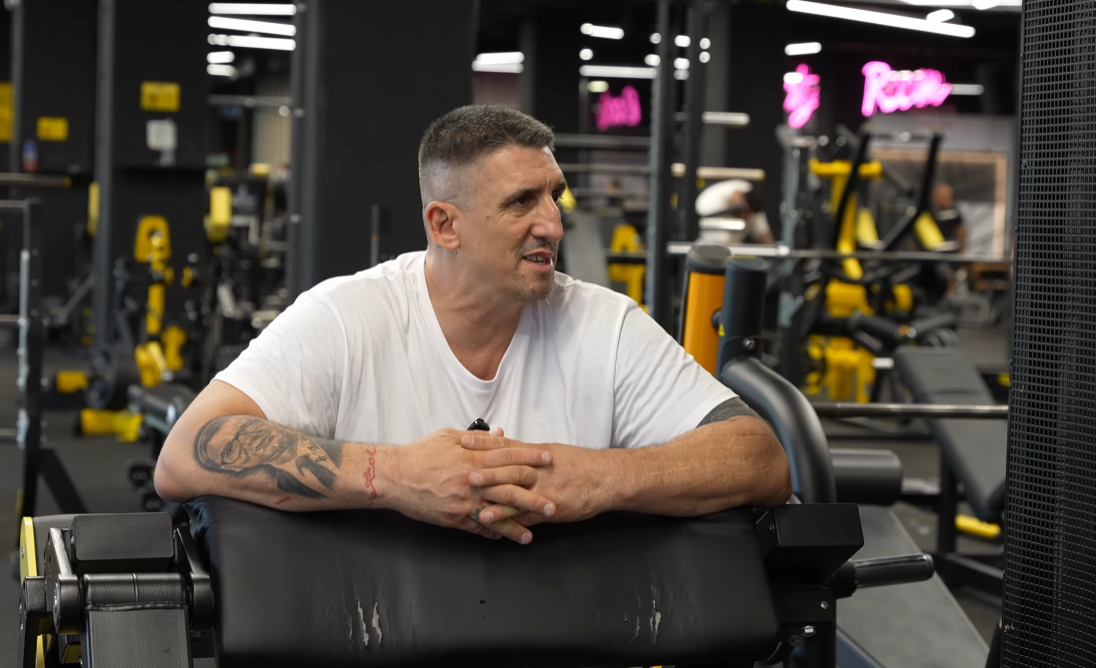 "ZADOVOLJAVALA SE NA GINEKOLOŠKOJ STOLICI, DOK SAM SPAVAO" Kristijan Golubović otkrio šok detalje o svom Onlyfans-u, pa spomenuo i NJU: "ISPI**ILA SE NA MENE"