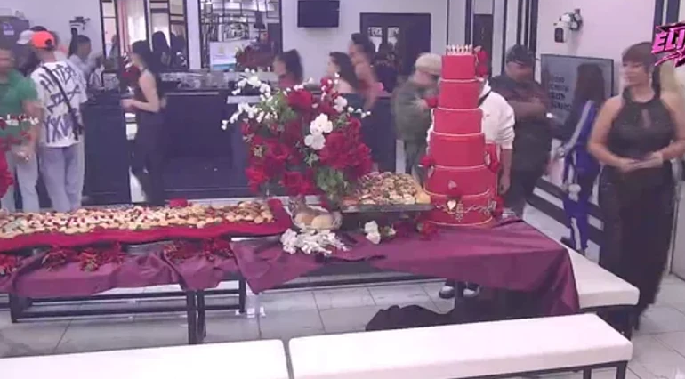 CRVENA TORTA NA 6 SPRATA, CVEĆE, HRANA I PISMO OD SINA: Miljana Kulić slavi rođendan i lije suze (FOTO)