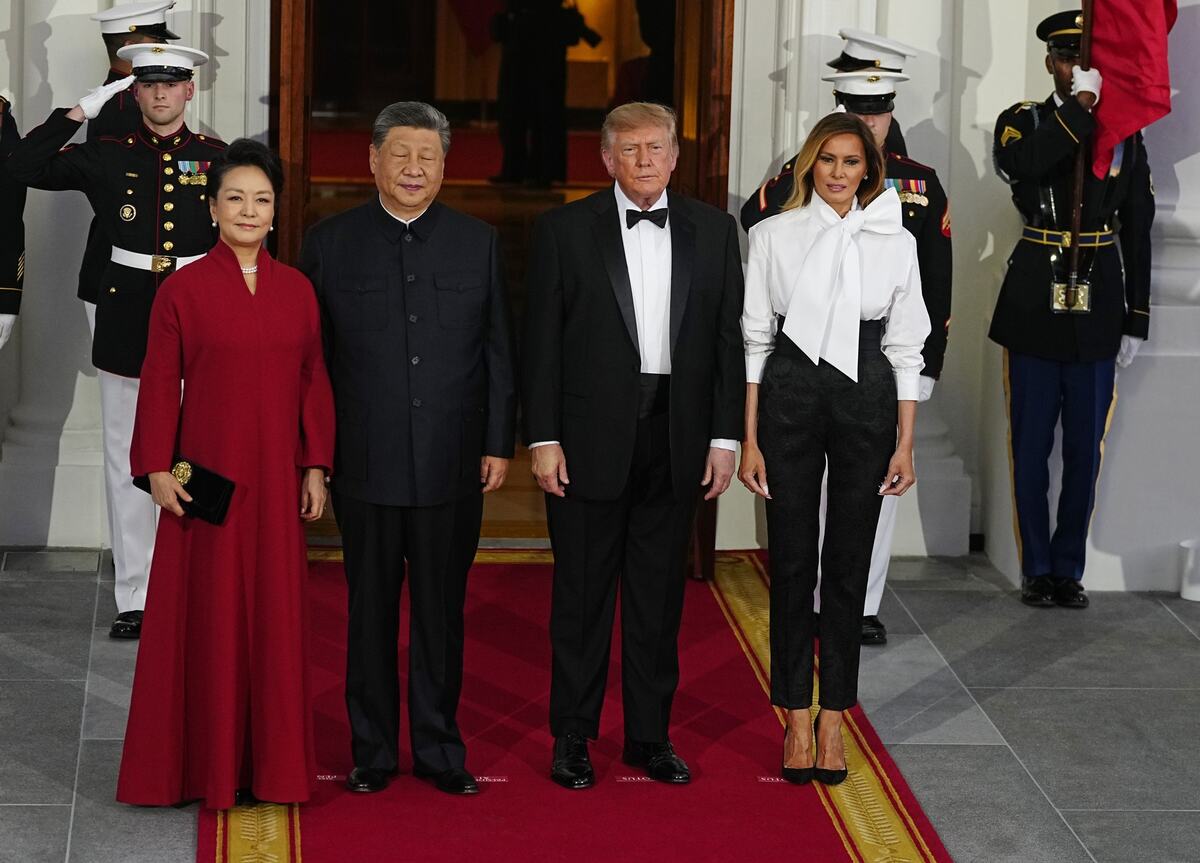 Melanija Tramp u crno-beloj kombinaciji na državnoj večeri za Si Đinpinga u Beloj kući