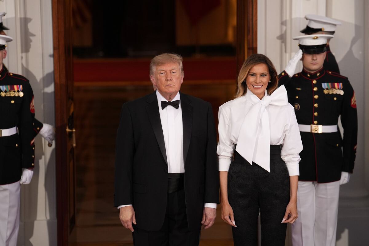 Melanija Tramp u crno-beloj kombinaciji na državnoj večeri za Si Đinpinga u Beloj kući