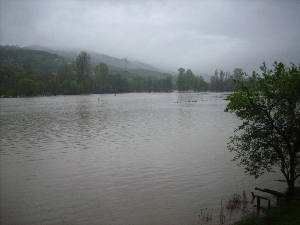 kursumlija-pod-vodom-poplave.jpg