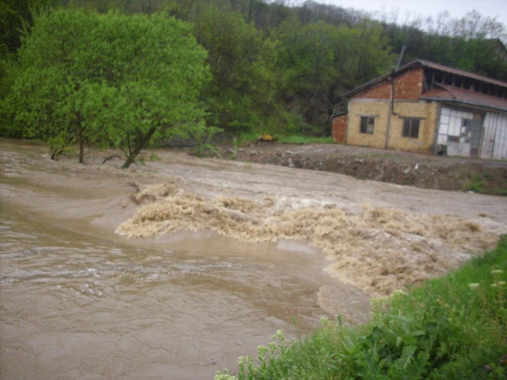 kursumlija-pod-vodom-poplave.jpg