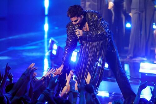 Adam Lambert nastupa na sceni tokom dodele MTV muzičkih nagrada (VMA) 2026. godine.