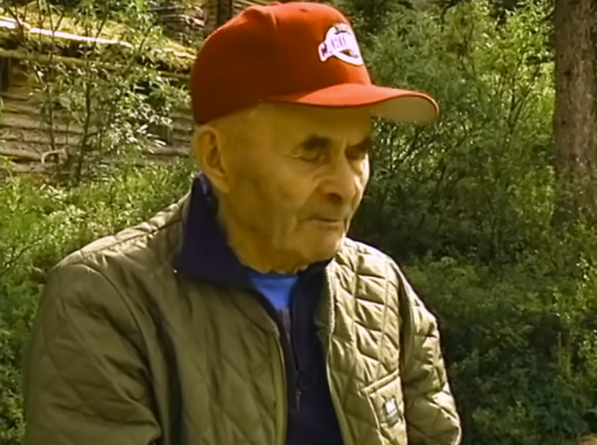 Brvnara Ričarda Proenekea i uzdignuto spremište za hranu kraj jezera Tvin Lejks na Aljasci (7).png
