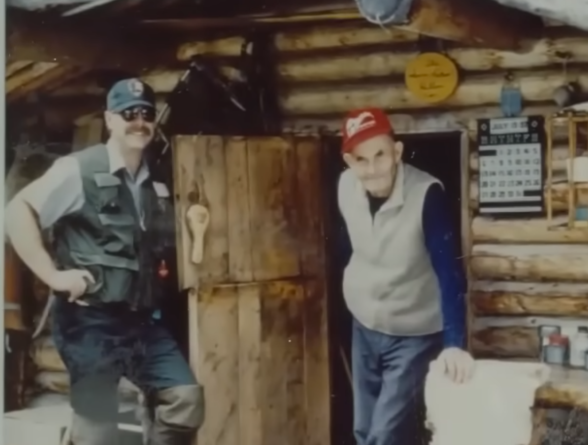 Brvnara Ričarda Proenekea i uzdignuto spremište za hranu kraj jezera Tvin Lejks na Aljasci (9).png
