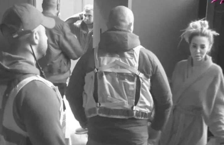 ANELI BANULA U HOTEL I ZATEKLA ĐUKIĆA SA LAUROM POSLE VRELE AKCIJE: Nastao totalni haos, obezbeđenje ih razdvajalo (VIDEO)